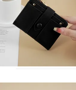 Nahaufnahme einer kurzen schwarzen Damen-Brieftasche aus PU-Leder mit Reißverschluss