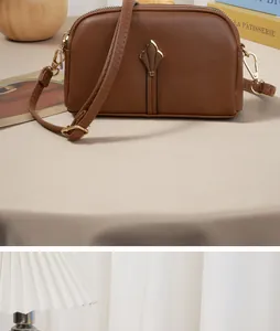 Sac bandoulière élégant en marron avec détail tulipe et double fermeture.