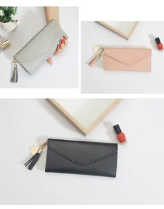 Elegantes carteras largas para mujer en tres colores con pompones de corazón