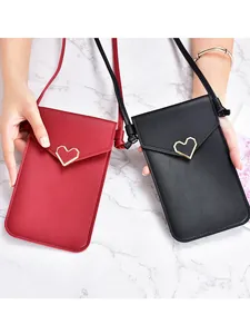 Elegante crossbody telefoontas voor dames met gouden hartsluiting in de kleuren rood en zwart