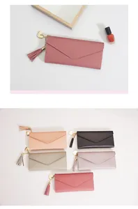 Carteras largas de sobre para mujer con borlas de corazón en varios colores pastel.