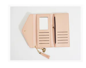 Detalle interior de la cartera larga rosa para mujer con ranuras para tarjetas y borla.