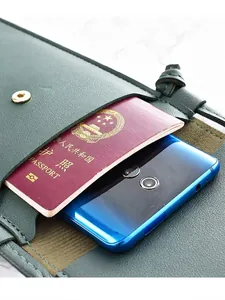 Ultraslanke groene crossbody telefoontas met vakken voor paspoort en smartphone