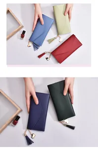 Carteras largas y delgadas de mujer con dije de corazón y borla en varios colores.
