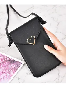 Elegante zwarte kunstlederen crossbody telefoontas met een modieuze gouden hartgesp