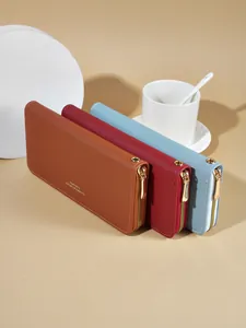 Portafogli lunghi da donna in pelle marrone, rossa e blu con cerniere dorate.