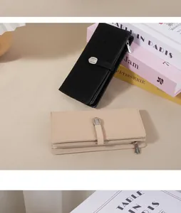 Détail de portefeuilles longs en similicuir avec boucles métalliques en noir et beige