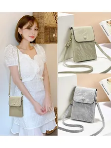 Stijlvolle verticale crossbodytas voor dames met crinkle-look en een dubbele rits