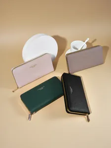 Eleganti portafogli lunghi da donna con trama incrociata e cerniere dorate.