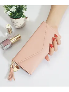 Elegante hellrosa lange Lederbrieftasche für Damen mit goldenem Herzquasten-Anhänger