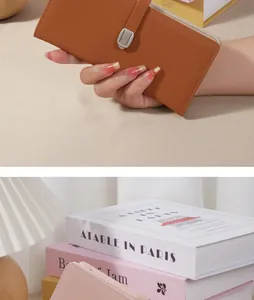 Détail d'un long portefeuille en cuir PU marron avec une élégante sangle à boucle métal.