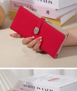Vue détaillée d'un élégant portefeuille long en cuir PU rouge avec boucle et zip.