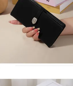 Vue détaillée d'un élégant portefeuille long en cuir PU noir avec boucle argentée