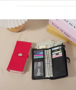 Détail du portefeuille long pour femme ouvert avec emplacements cartes et compartiment billets