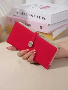 Élégant portefeuille rouge pour femme en cuir PU avec boucle et multiples fentes.