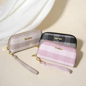 Set di tre eleganti pochette a righe da donna in beige, nero e rosa con cerniera.