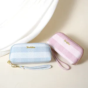 Vista dettagliata di eleganti pochette da donna a righe blu e rosa con cinturini da polso