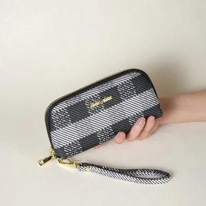 Vista dettagliata di una borsa a mano da donna a righe bianche e nere con zip dorata