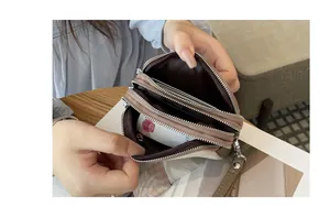 Dettaglio del portamonete in pelle a tre strati con ampi scomparti interni per carte