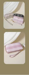 Elegante pochette da donna a righe con cinturino da polso e cerniera dorata.