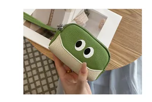 Vista dettagliata di un portamonete in pelle verde con un simpatico design