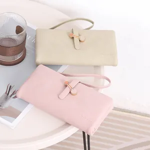 Detailansicht der rosa und beigen weichen Lederbrieftaschen mit Metallverschluss