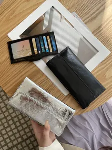 Elegante billetera larga de cuero para mujer con textura agrietada
