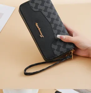Detailaufnahme einer Damen-Langbrieftasche mit Doppelreißverschluss und Handschlaufe