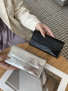 Cartera larga delgada de moda con textura de cuero agrietado y hebilla magnética
