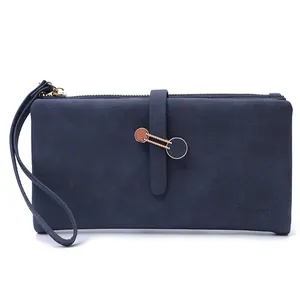 Detailansicht einer dunkelblauen langen Brieftasche mit Metallschnalle und Handschlaufe.