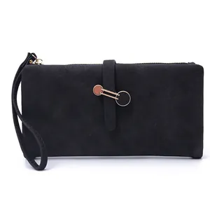 Schwarze lange Geldbörse für Damen aus weichem Leder mit goldener Schließe und Schlaufe.