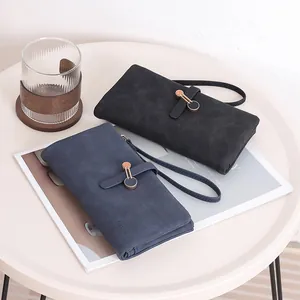 Lange Brieftaschen aus mattem Kunstleder in Marineblau und Schwarz mit Schnalle