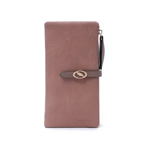 Dettaglio del portafoglio lungo Prettyzys rosa con elegante fibbia in metallo a foglia