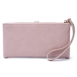 Detailansicht der weichen rosa Ledertextur und des Goldreißverschlusses der Clutch