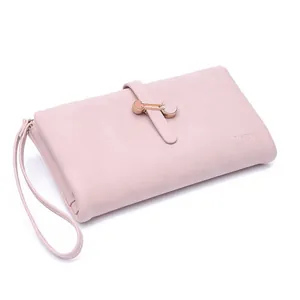 Detailansicht eines rosa weichen Leder-Langportemonnaies mit eleganter Metallschnalle.
