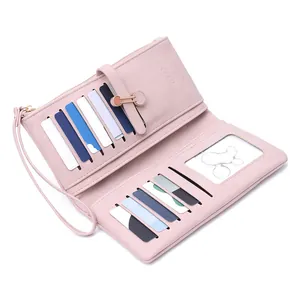 Detailansicht der Innenseite einer rosa Damen-Lederbrieftasche mit vielen Kartenfächern