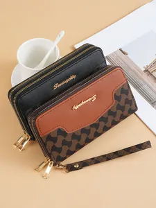 Modische Damen-Langbörse mit Patchwork-Muster, Doppelreißverschluss und Handschlaufe.
