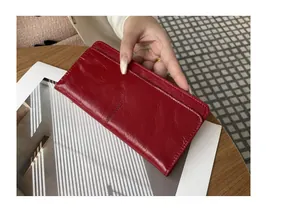 Gedetailleerd overzicht van een elegante rode, slanke lange portemonnee van zacht leer