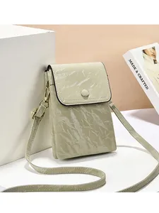 Elegante bolso bandolera verde salvia para móvil con estampado de mármol y solapa