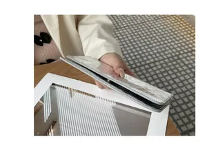 Zijaanzicht van een flinterdunne zilveren damesportemonnee met metallic textuur