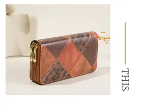 Primer plano de cartera de cuero patchwork con doble cremallera dorada