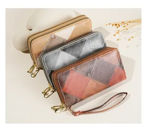 Vista detallada de las carteras de cuero retro para mujer con retazos y doble cremallera