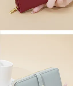 Dettaglio ravvicinato di portafogli retrò in pelle PU da donna in rosso e blu con zip dorate.