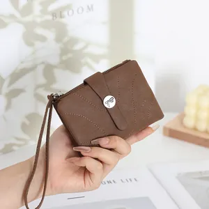 Vue détaillée d'un portefeuille en cuir marron avec un bouton nœud et un bracelet