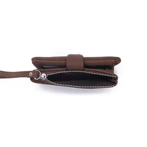 Vue détaillée d'un petit portefeuille marron avec poche zippée et compartiments.