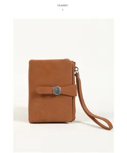 Vue détaillée d'un petit portefeuille marron pour femmes avec coutures ondulées et fermoir