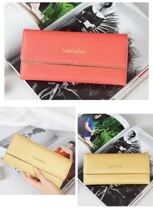 Gedetailleerd overzicht van elegante lange damesportemonnees in rood en metallic goud.