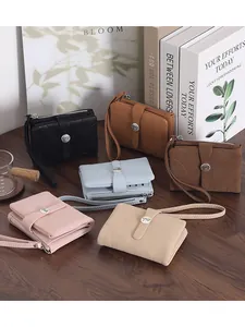 Collection de portefeuilles courts en similicuir avec boucle papillon et dragonne.