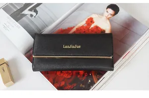 Elegante zwarte Saffiano lederen lange portemonnee voor dames met gouden details