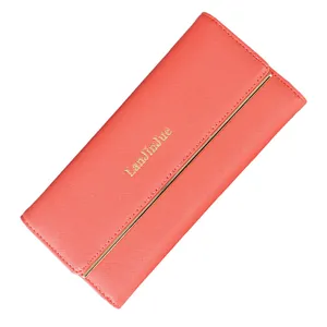 Elegante koraalkleurige Saffiano lederen drievoudige lange portemonnee met gouden metalen bar